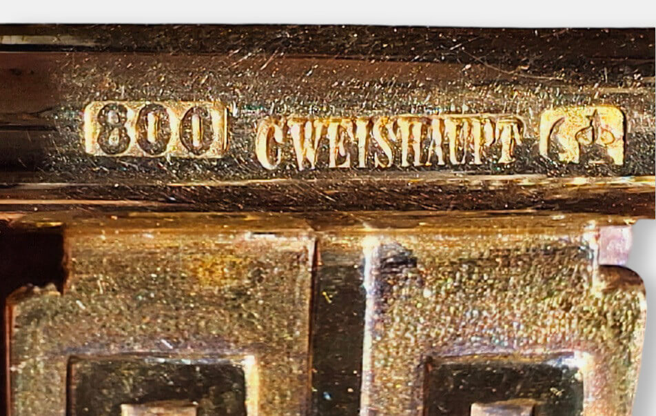 Silbermarken und Herstellermarkierung der Firma Carl Weishaupt, München auf einem weiteren Schlüssel gleicher Anfertigungsart, jedoch hohl aus Silber gefertigt. Die nach dem Sohn des Firmengründers Anton Weishaupt (1776-1832), dem Hoflieferanten Carl Weishaupt (1802-1864), benannte Münchener Familiensilberschmiede fertigte in der Dienerstraße und am Marienplatz bis zum Ende der Monarchie sowie darüber hinaus unter dem Namen 'C. Weishaupt'.
